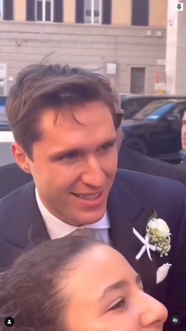 Chiesa tampak gagah mengenakan setelan pernikahan selagi menyapa para fans. Pria 26 tahun itu pun tak ragu untuk menyapa hingga melayani permintaan foto dan tanda tangan sebelum acara yang menuai pujian. Foto: Instagram