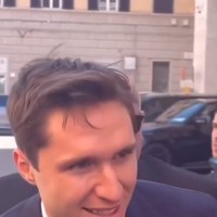 Chiesa tampak gagah mengenakan setelan pernikahan selagi menyapa para fans. Pria 26 tahun itu pun tak ragu untuk menyapa hingga melayani permintaan foto dan tanda tangan sebelum acara yang menuai pujian. Foto: Instagram