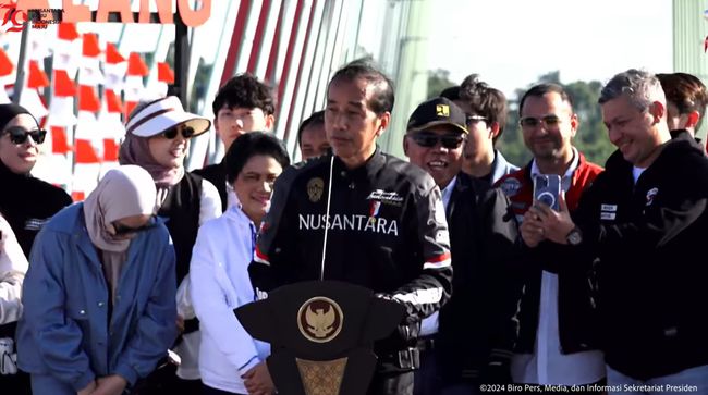 Foto: Presiden Jokowi meresmikan Jembatan Pulau Balang di Penajam Paser Utara, Kalimantan Timur sambil konvoi bareng artis dan para influencer (Foto: Tangkapan Layar YouTube Sekretariat Presiden)