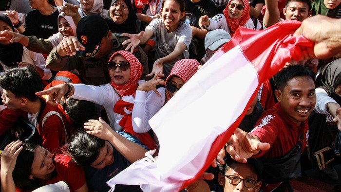 Gerakan Pembagian 49 Ribu Bendera Merah Putih di Palangka Raya Sejumlah warga membentangkan bendera merah putih saat Gerakan Pembagian Bendera Merah Putih di Bundaran Besar, Palangka Raya, Kalimantan Tengah, Minggu (28/7/2024). Pemerintah Provinsi Kalimantan Tengah membagikan sebanyak 49.100 bendera merah putih kepada warga dan menghimbau untuk memasang bendera tersebut mulai tanggal 1 hingga 31 Agustus 2024 dalam rangka menyabut peringatan HUT ke-79 Kemerdekaan RI. ANATARA FOTO/Auliya Rahman/YU