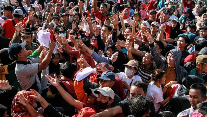 Gerakan Pembagian 49 Ribu Bendera Merah Putih di Palangka Raya Sejumlah warga membentangkan bendera merah putih saat Gerakan Pembagian Bendera Merah Putih di Bundaran Besar, Palangka Raya, Kalimantan Tengah, Minggu (28/7/2024). Pemerintah Provinsi Kalimantan Tengah membagikan sebanyak 49.100 bendera merah putih kepada warga dan menghimbau untuk memasang bendera tersebut mulai tanggal 1 hingga 31 Agustus 2024 dalam rangka menyabut peringatan HUT ke-79 Kemerdekaan RI. ANATARA FOTO/Auliya Rahman/YU