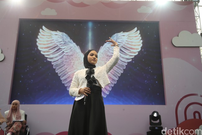 Berasal dari Tasikmalaya, Jawa Barat, Jauza Cahaya Kamila membawakan lagu berjudul Sang Dewi milik Titi Dj. Memiliki suara yang merdu dan berkarakter Jauza yang mencapai nada tinggi dengan sempurna. Foto: Pradita Utama