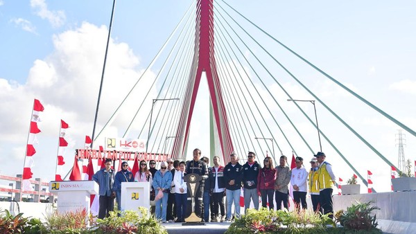 Jokowi Resmikan Jembatan Penghubung Balikpapan-IKN, Sambil Motoran