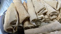Kasno mengungkapkan bahwa Kampung Lumpia ini berdiri sejak tahun 2005. Saat itu ia berinisiatif membuat lumpia untuk dijajakan di Gelora 10 November Tambaksari saat ada pertandingan bola.