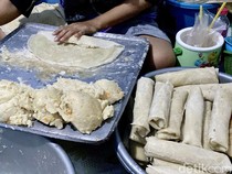 Ada Kampung Lumpia di Surabaya, Sehari Bisa Produksi 10 Ribu Biji
