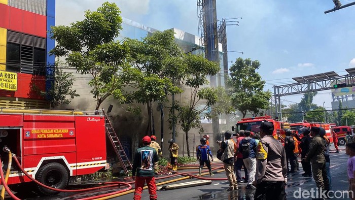 Kebakaran rumah kosong di Jalan Kertajaya, Surabaya.