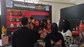 Selain panggung utama yang menyajikan pertandingan seluruh tim, ada pula beberapa booth menarik termasuk merchandise eksklusif Free Fire. Foto: (Panji Saputro/detikINET).