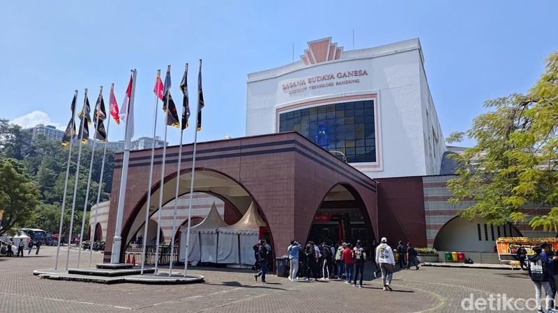 Babak grand final resmi dimulai hari ini, Minggu, 28 Juli 2024. Acaranya begitu meriah, karena dihadiri ribuan penggemar dan menyediakan beragam booth menarik.