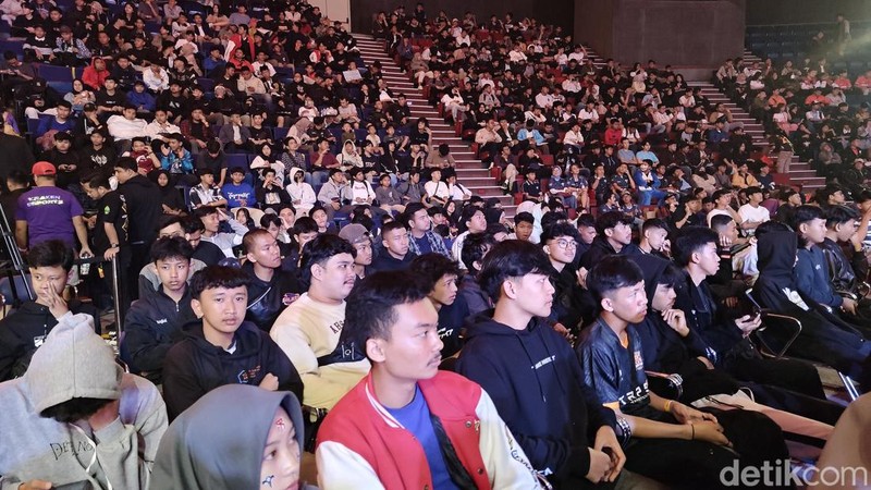 Babak grand final resmi dimulai hari ini, Minggu, 28 Juli 2024. Acaranya begitu meriah, karena dihadiri ribuan penggemar dan menyediakan beragam booth menarik.