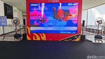 Bagi yang tidak kebagian tempat menonton langsung di depan panggung, Garena juga menyediakan watch party di luarnya. Foto: (Panji Saputro/detikINET).