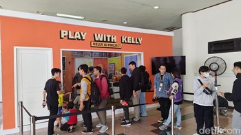 Menariknya lagi, kali ini FFWS ID memberikan kesempatan bagi pengunjung untuk ngobrol bareng salah satu karakter Free Fire, yakni Kelly. Di sini Kelly disisipkan teknologi kecerdasan buatan (AI) untuk bisa menjawab pertanyaan pengunjung. Foto: (Panji Saputro/detikINET).
