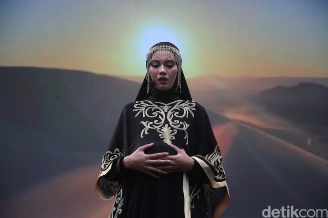 Khamidah Eka Safitri membawakan aksi monolog di atas panggung audisi Emeron dengan cerita seorang wanita yang hamil tapi tak mempunyai suami. Ia menatap tajam ke penonton dan dewan juri dengan aktingnya. Ia juga berpenampilan seperti wanita ala Timur Tengah. Foto: Pradita Utama