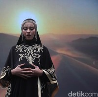 Khamidah Eka Safitri membawakan aksi monolog di atas panggung audisi Emeron dengan cerita seorang wanita yang hamil tapi tak mempunyai suami. Ia menatap tajam ke penonton dan dewan juri dengan aktingnya. Ia juga berpenampilan seperti wanita ala Timur Tengah. Foto: Pradita Utama