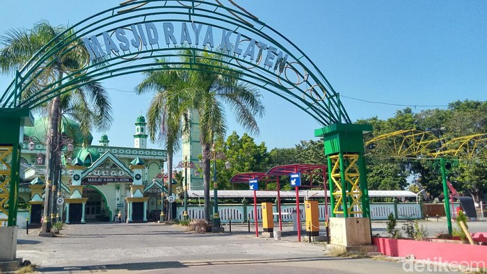 Kompleks Masjid Raya di Jalan Pemuda Klaten yang dulunya bekas Benteng Loji. Foto diunggah Minggu (28/7/2024).