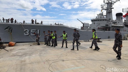 Kapal perang Indonesia di Kupang.