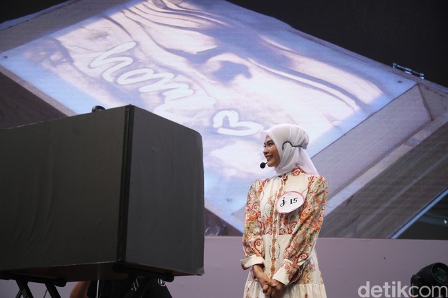 Ketika Maudy Salma Andriane melukis di atas pasir membawakan tema Rumah. Ia menceritakan kisah di balik aksinya berdasarkan pengalamannya sendiri.”Karena saya merantau di Tangerang dan rumah saya di Cilegon. Ibu saya sedang stroke dan kedekatan saya dengan ibu saya sangat dekat. Walau pun saya berada jauh dan saya tetap bisa merasakan rumah di sini, jelas Maudy. Usai Maudy menjelaskan tema tersebut, membuat Intan Nuraini berderai air mata karena ia langsung teringat dengan bapak mertuanya yang sedang sakit.Foto: Pradita Utama