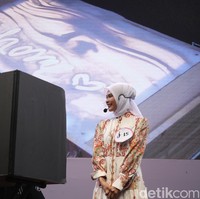 Ketika Maudy Salma Andriane melukis di atas pasir membawakan tema Rumah. Ia menceritakan kisah di balik aksinya berdasarkan pengalamannya sendiri.”Karena saya merantau di Tangerang dan rumah saya di Cilegon. Ibu saya sedang stroke dan kedekatan saya dengan ibu saya sangat dekat. Walau pun saya berada jauh dan saya tetap bisa merasakan rumah di sini, jelas Maudy. Usai Maudy menjelaskan tema tersebut, membuat Intan Nuraini berderai air mata karena ia langsung teringat dengan bapak mertuanya yang sedang sakit.Foto: Pradita Utama