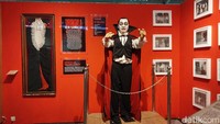 Dalam museum terdapat beragam bagian pendukung pertunjukan grup komedi Srimulat. Mulai dari naskah drama, poster, majalah, kostum, aksesoris, alat musik, kendaraan, kaset hingga dokumentasi foto dan video.