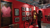 Marketing Museum Srimulat, Ika Welas Lestari mengatakan, barang-barang di museum Srimulat ini asli didapat dari para personel.