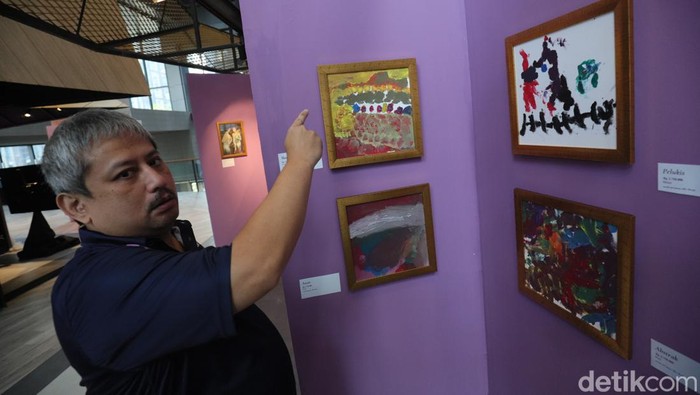 Melihat Pameran Lukis Karya Anak Disabilitas Pengunjung melihat pameran lukisan diΒ ASHTA District 8, Minggu (28/7/2024).