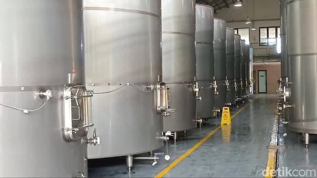 Melihat pembuatan wine di PT Sababay Industry Gianyar, Bali.
