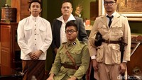 Cafe yang dibangun oleh ke empat founder yakni, Dhika Dewangkara, Tris Satrya, Hafizh Oktania Zukri, dan Arie Setya Yudha ini terinspirasi dari bar era kolonial Perang Dunia II, serta dilengkapi dengan furnitur antik dan dihiasi dengan berbagai lukisan seni. Uniknya 90% barang-barang di dalam cafe ini merupakan barang antik yang direstorasi dan dapat dibeli oleh pengunjung.