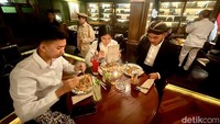 Pengunjung menggunakan seragam kolonial dalam soft launching The Gunslingers Hop Bar and Lounge, di Jakarta Selatan. 