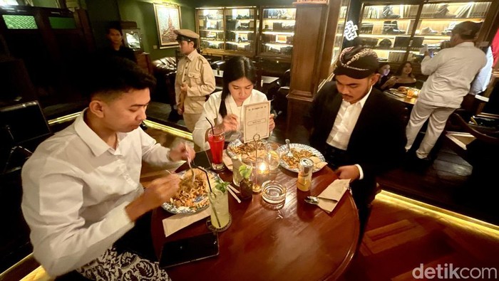 Mengunjungi Cafe Unik Bernuansa Kolonial dan Militer Cafe merupakan salah satu tempat untuk menikmati waktu santai dengan menikmati berbagai makanan yang menggugah selera.Β Ada satu cafe di Jakarta Selatan yang cukup unik dengan mengusung konsep tempat bernuansa kolonial dan milter, yakniΒ The Gunslinger's Hop.