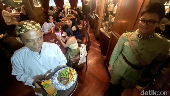 Mengunjungi Cafe Unik Bernuansa Kolonial dan Militer Cafe merupakan salah satu tempat untuk menikmati waktu santai dengan menikmati berbagai makanan yang menggugah selera.Β Ada satu cafe di Jakarta Selatan yang cukup unik dengan mengusung konsep tempat bernuansa kolonial dan milter, yakniΒ The Gunslinger's Hop.