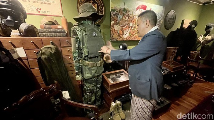 Mengunjungi Cafe Unik Bernuansa Kolonial dan Militer Cafe merupakan salah satu tempat untuk menikmati waktu santai dengan menikmati berbagai makanan yang menggugah selera. Ada satu cafe di Jakarta Selatan yang cukup unik dengan mengusung konsep tempat bernuansa kolonial dan milter, yakni The Gunslinger's Hop.