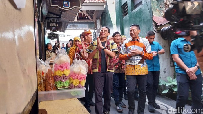 Menparekraf Sandiaga Uno didampingi PJ Walkot Malang Wahyu Hidayat di Kayutangan Heritage.