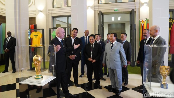 Menteri Pertahanan (Menhan) Prabowo Subianto melakukan pertemuan dengan Presiden FIFA Gianni Infantino di Paris. (dok Kemhan RI)