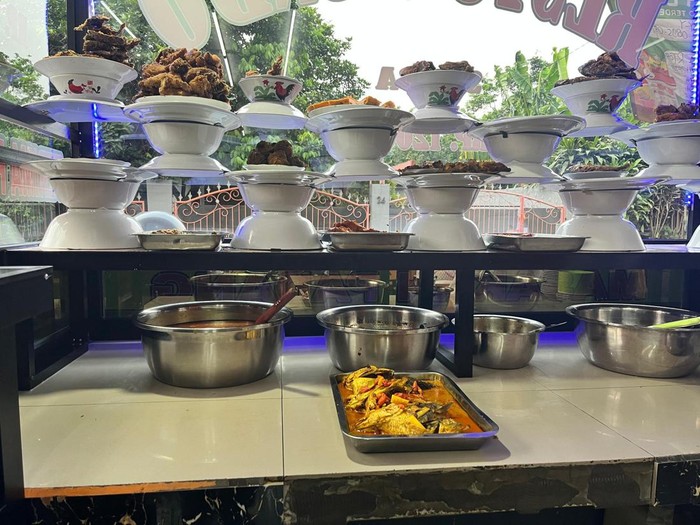 Menurut Aji, tren warung makan Padang yang dimiliki orang Jawa bukan hal baru sudah ada sejak tahun 1990an.