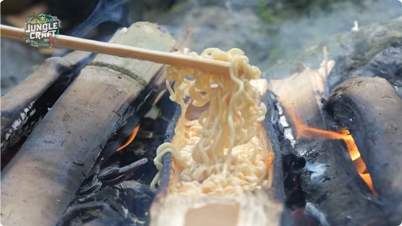 orang Korea masak mie instan pakai bambu dan campuran air kelapa