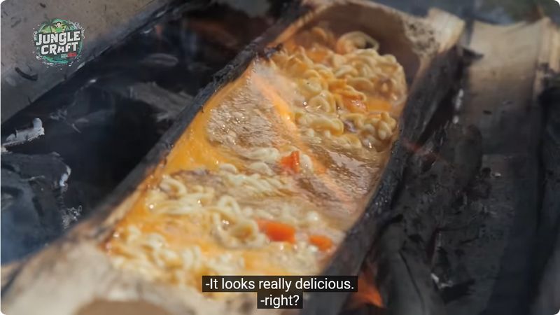 orang Korea masak mie instan pakai bambu dan campuran air kelapa