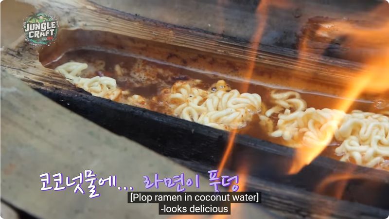 orang Korea masak mie instan pakai bambu dan campuran air kelapa