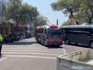 Mikrobus Parkir Sembarangan di Wisata Religi Kota Pasuruan Dirazia