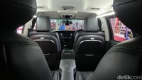 Menariknya, karena tahu Toyota Fortuner ini akan digunakan oleh orang penting yang memiliki kesibukan tinggi, Baze merancang bagian bagasinya dengan lebih fungsional. Mereka memasangkan gantungan baju hingga laci atau kompartemen kecil yang dapat dimanfaatkan untuk menyimpan barang. Foto: Muhammad Hafizh Gemilang
