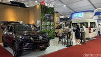 Karoseri serta spesialis modifikasi interior, PT Bahana Selaras atau Baze hadir di GIIAS 2024 dan membawa dua mobil sekaligus yakni Toyota HiAce dan Toyota Fortuner. Foto: Muhammad Hafizh Gemilang