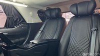 Baze menyulap kabin dari Fortuner yang semula bisa membawa banyak penumpang, menjadi terbatas. Kabin belakangnya dipenuhi oleh dua buah jok model captain seat yang besar serta nyaman untuk diduduki dalam jangka panjang. Foto: Muhammad Hafizh Gemilang