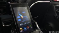 Jok ini bintang utama modifikasi Toyota Fortuner oleh Baze. Sebab, jok di kabin belakangnya ini bisa diatur lewat gawai yang mereka pasang di arm rest-nya. Dengan layar sentuh ini, penumpangnya dapat mengatur posisi secara fleksible hingga merebah, bahkan ada pengaturan pijit hingga penghangat dan pendingin jok. Foto: Muhammad Hafizh Gemilang