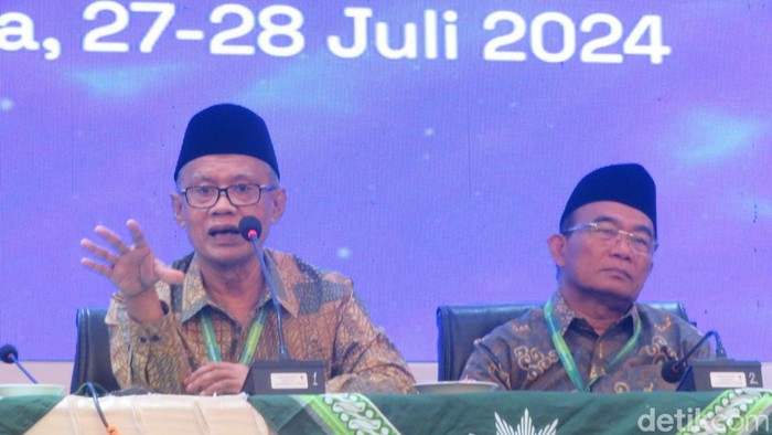 Ketua Umum PP Muhammadiyah Haedar Nashir bersama Ketua PP Muhammadiyah Bidang Ekonomi Bisnis dan Ekonomi Halal dalam Konsolidasi Nasional Muhammadiyah di Convention Hall UNISA Yogyakarta, Minggu (28/7/2024).
