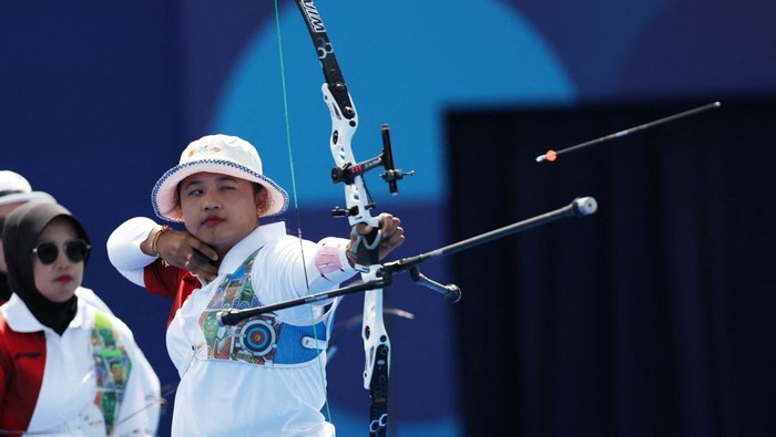 Paris 2024 Olympics - Archery - Womens Team Quarterfinals - Invalides, Paris, France - July 28, 2024. Rezza Octavia of Indonesia in action. REUTERS/Tingshu Wang