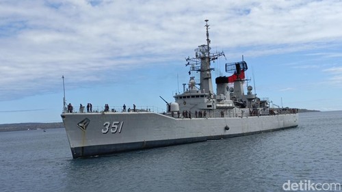 Salah satu kapal perang yang dikerahkan dalam Operasi Trisila.
Foto: Simon Selly/detikBali.