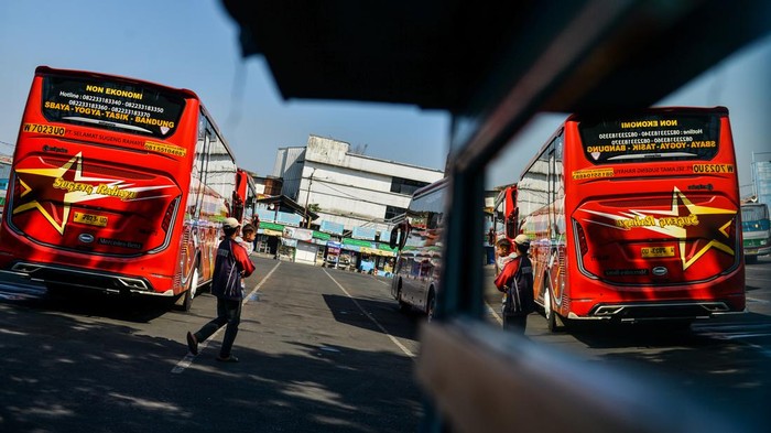 Penumpang berjalan menuju bus di Terminal Cicaheum, Bandung, Jawa Barat, Rabu (24/7/2024). Pemerintah melalui Kementerian Perhubungan berencana menghentikan operasional Terminal Bus Cicaheum dan akan memindahkan pelayanan angkutan bus baik Antar Kota Antar Provinsi (AKAP) maupun Antar Kota Dalam Provinsi (AKDP) ke Terminal Leuwi Panjang mulai tahun 2025 menyusul rencana pembangunan Depo Bus Rapid Transit (BRT) Bandung Raya. ANTARA FOTO/Raisan Al Farisi/aww.