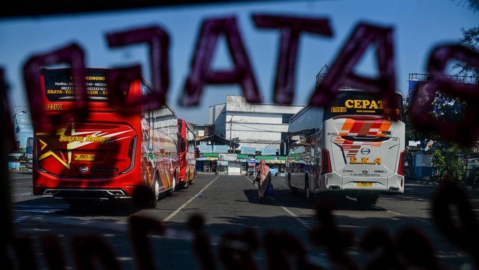 Penumpang berjalan menuju bus di Terminal Cicaheum, Bandung, Jawa Barat, Rabu (24/7/2024). Pemerintah melalui Kementerian Perhubungan berencana menghentikan operasional Terminal Bus Cicaheum dan akan memindahkan pelayanan angkutan bus baik Antar Kota Antar Provinsi (AKAP) maupun Antar Kota Dalam Provinsi (AKDP) ke Terminal Leuwi Panjang mulai tahun 2025 menyusul rencana pembangunan Depo Bus Rapid Transit (BRT) Bandung Raya. ANTARA FOTO/Raisan Al Farisi/aww.