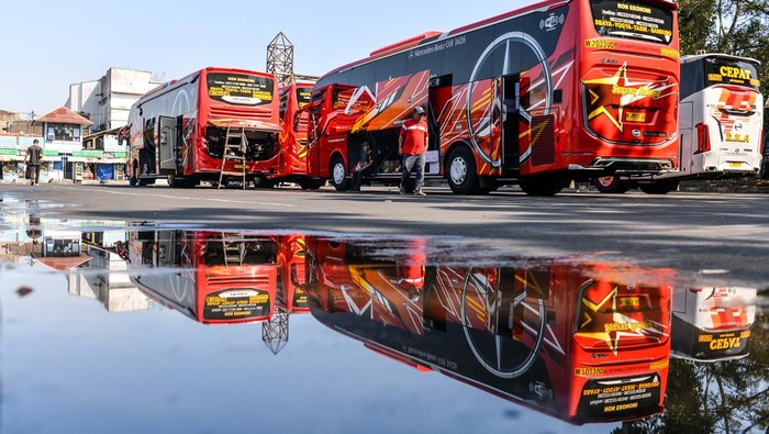 Operasional Terminal Cicaheum Bandung Bakal Dihentikan Penumpang berjalan menuju bus di Terminal Cicaheum, Bandung, Jawa Barat, Rabu (24/7/2024). Pemerintah melalui Kementerian Perhubungan berencana menghentikan operasional Terminal Bus Cicaheum dan akan memindahkan pelayanan angkutan bus baik Antar Kota Antar Provinsi (AKAP) maupun Antar Kota Dalam Provinsi (AKDP) ke Terminal Leuwi Panjang mulai tahun 2025 menyusul rencana pembangunan Depo Bus Rapid Transit (BRT) Bandung Raya. ANTARA FOTO/Raisan Al Farisi/aww.