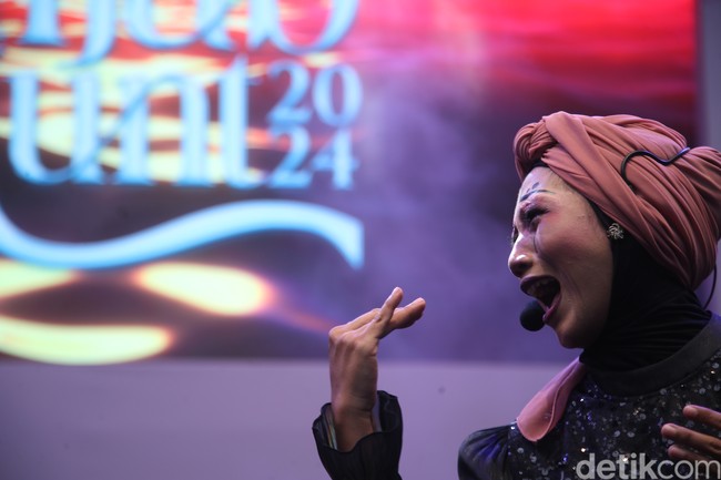 Peserta yang sudah mengikuti audisi Hijab Hunt lebih dari lima kali ini Palupi Krakatao menampilkan aksi teatrikal. Ia berpuisi dengan ekspresi yang dalam dan menghayati setiap kata yang ia ucapkan. Penonton pun larut dan terbuai dengan penampilannya. Palupi juga menggunakan makeup karakter untuk mempertegas tampilan. Foto: Pradita Utama