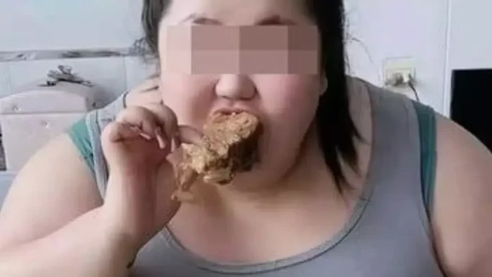 YouTuber mukbang asal China, Pan Xiaoting, meninggal dunia saat sedang melakukan live streaming. Diduga kematiannya disebabkan makan terlalu berlebihan.
