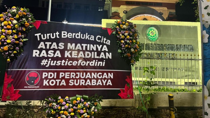 PDIP Surabaya bersuara soal bebasnya Ronald Tannur dengan mengirim karangan bunga.
